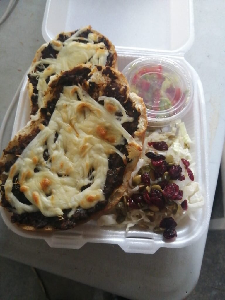 Molletes con Queso Gratinado