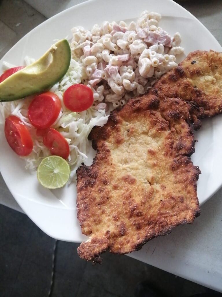 Milanesa con Ensalada de Coditos